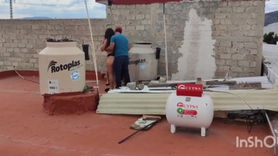 En la terraza con los plomeros