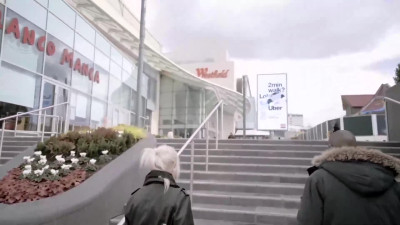 Mamando en los vestidores del centro comercial