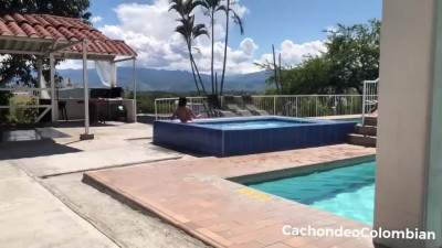 Cogiendo después de estar en la piscina