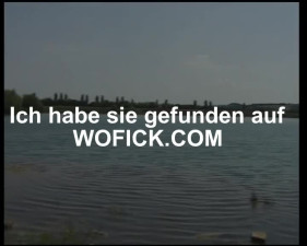 Junges Paarchen vaagelt am Baggersee faer Geld