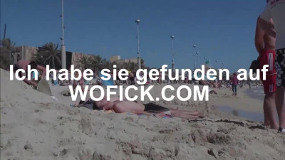 Pralle aarsche und heiage Fotzen am FKK Strand