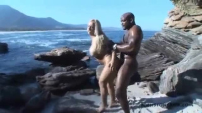 A rich interracial on the seashore