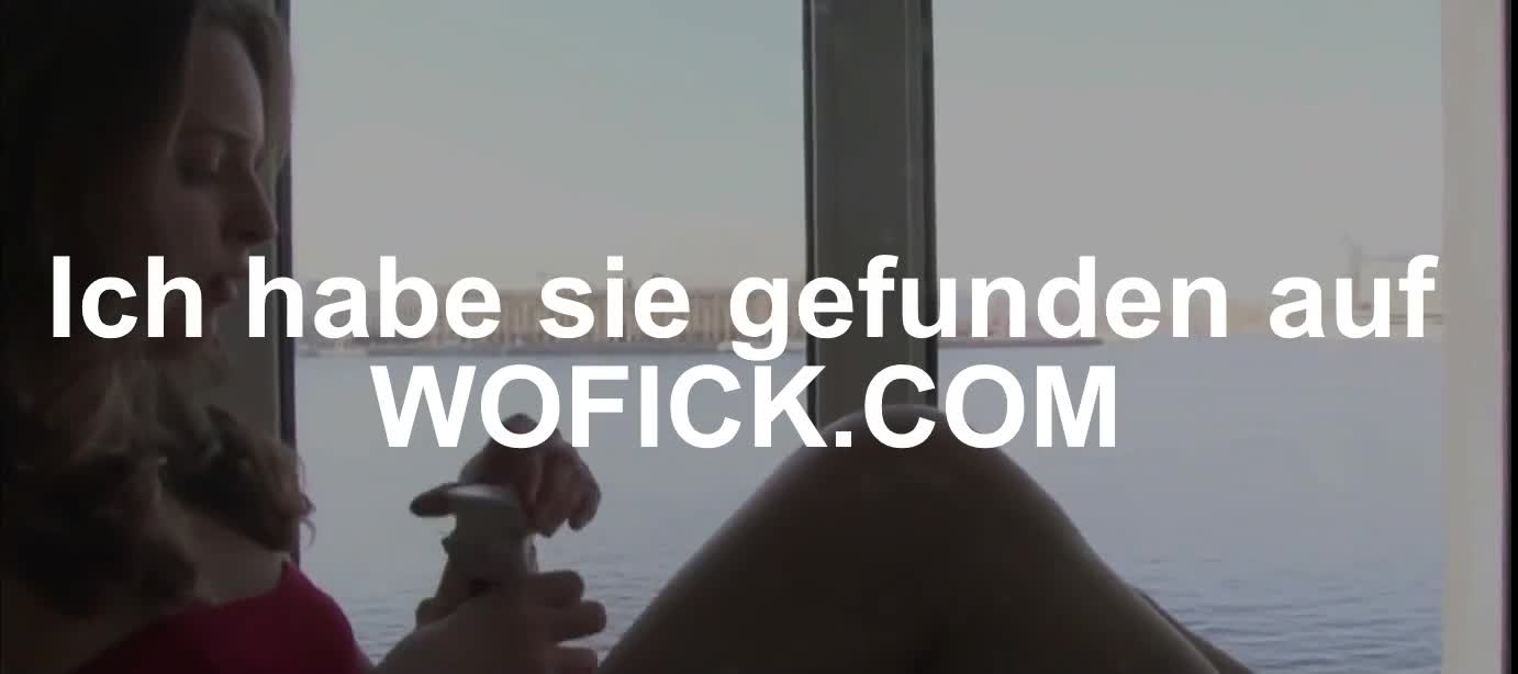 Watch Junges notgeiles Luder treibt es im Sessel Porn Video - ePornSup.