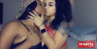 Ebony Amateur Lesbians Kissing and Squirting