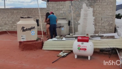 En la terraza con los plomeros