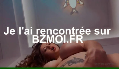 Deux gros seins et des doigts dans la chatte