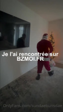 Le pere noel est venu livrer son sperme a cette brune devergondee