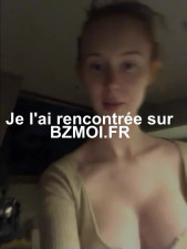 Une teen amateur cuisine et montre ses seins