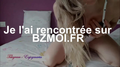 Teen montre son joli corps nu devant la webcam