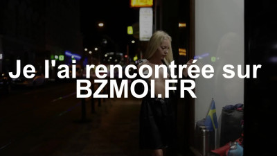 Une belle blonde exhibitionniste se promene nue dans les rues