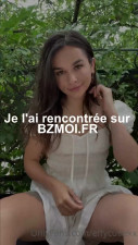 Une jolie jeune brune se masturbe dans les buissons