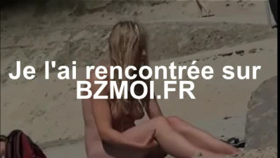 Il filme sur la plage des femmes entierement nues