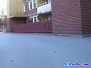 Svensk amatör ger ansiktsbehandling åt äldre man