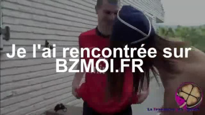 Jeune hotesse de l'air qui suce un queutard