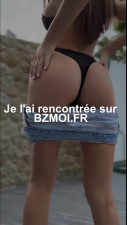 Une teen sexy se baise avec un gode en profondeur