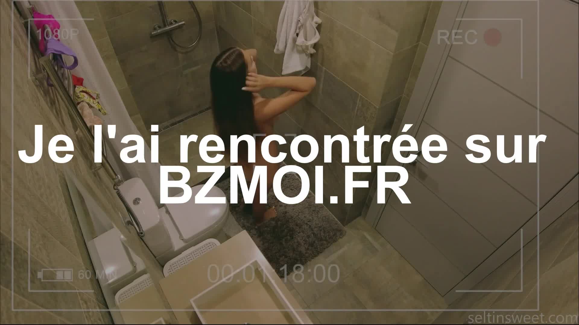 Watch Une brune elegante se masturbe sous l eau de la douche Porn Video - ePornSup.