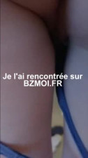 La jeune rouquine sait comment prendre la bite